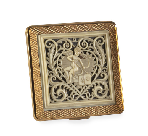 Polvera de metal dorado con Cupido en la tapa.Inglaterra,