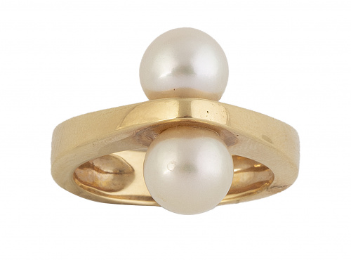 Sortija con perfil elevado triangular flanqueado por dos pe