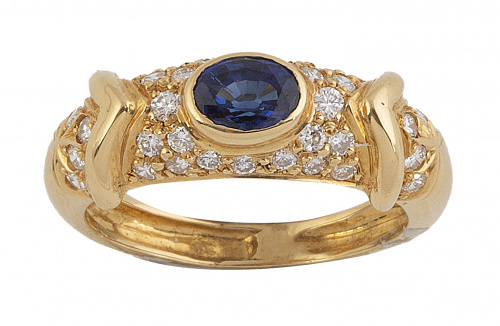 Sortija con zafiro oval y frente de pavé de brillantes en f
