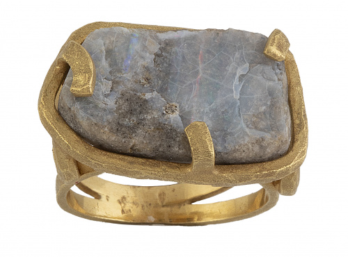 Sortija con ópalo irregular sin tallar en montura asimétric