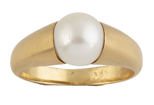 Sortija con perla cultivada central en montura tubular de o