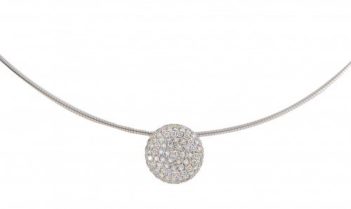Collar con disco cuajado de brillantes con perfil cóncavo, 