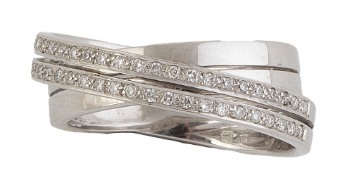 Sortija con diseño de aspa asimétrica que combina bandas li