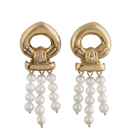 Pendientes largos con óvalo calado adornado con brillantes,