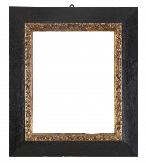 Marco rectangular en madera tallada, policromada y dorada.