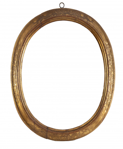 Marco oval en madera tallada y dorada, decorado con rocalla