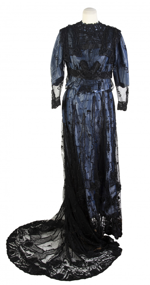 Vestido de seda y encaje bordado con aplicaciones.Trabajo