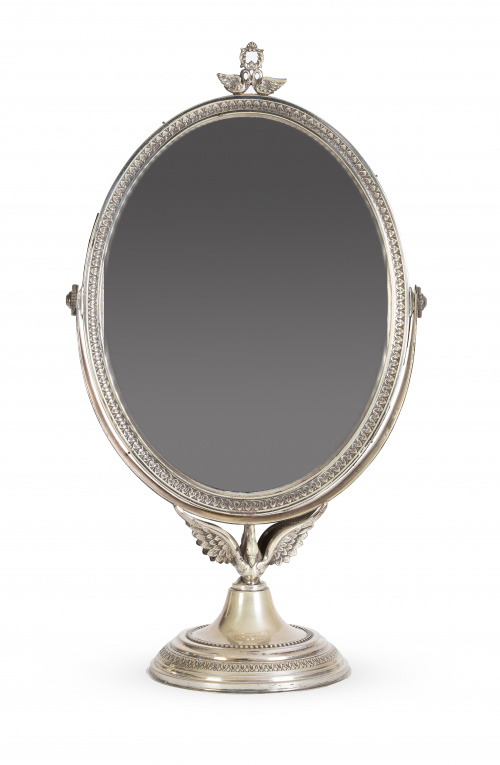 Espejo de tocador de plata y madera decorado con cisnes. Co