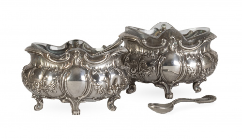 Dos saleritos de plata de estilo Luis XV, interior con depó