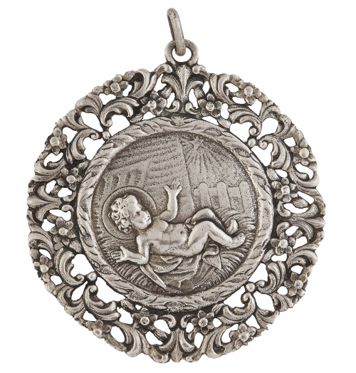 Medalla de cuna en plata con Niño Jesús rodeado por marco c
