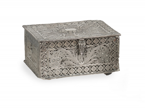 Cofrecillo de plata en filigrana.Trabajo salmantino, S. X