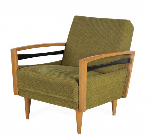 Butaca "mid-century" de madera de haya con tapicería verde.