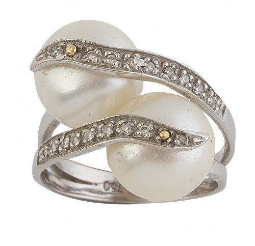 Sortija de frente elevado con dos perlas abotonadas y brill