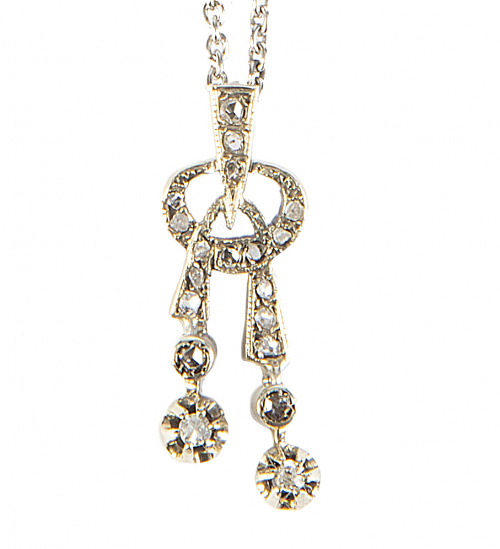 Pendentif de pp. S. XX de diamantes con óvalo del que pende