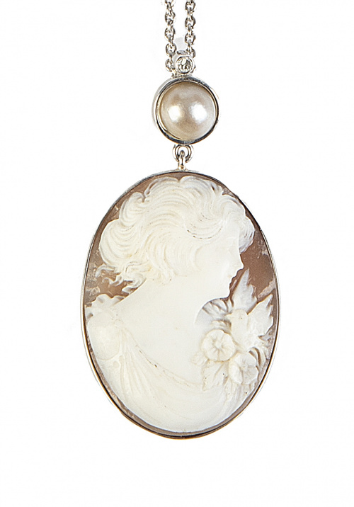 Pendentif con camafeo de dama tallado en concha bicolor que