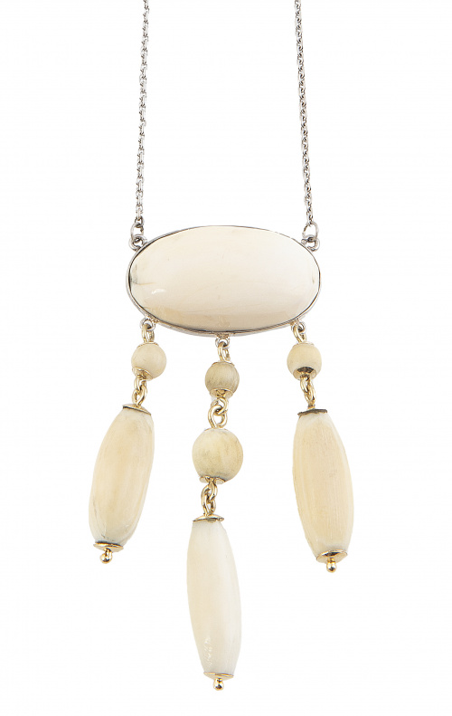 Pendentif con pieza de marfil oval de la que penden tres es