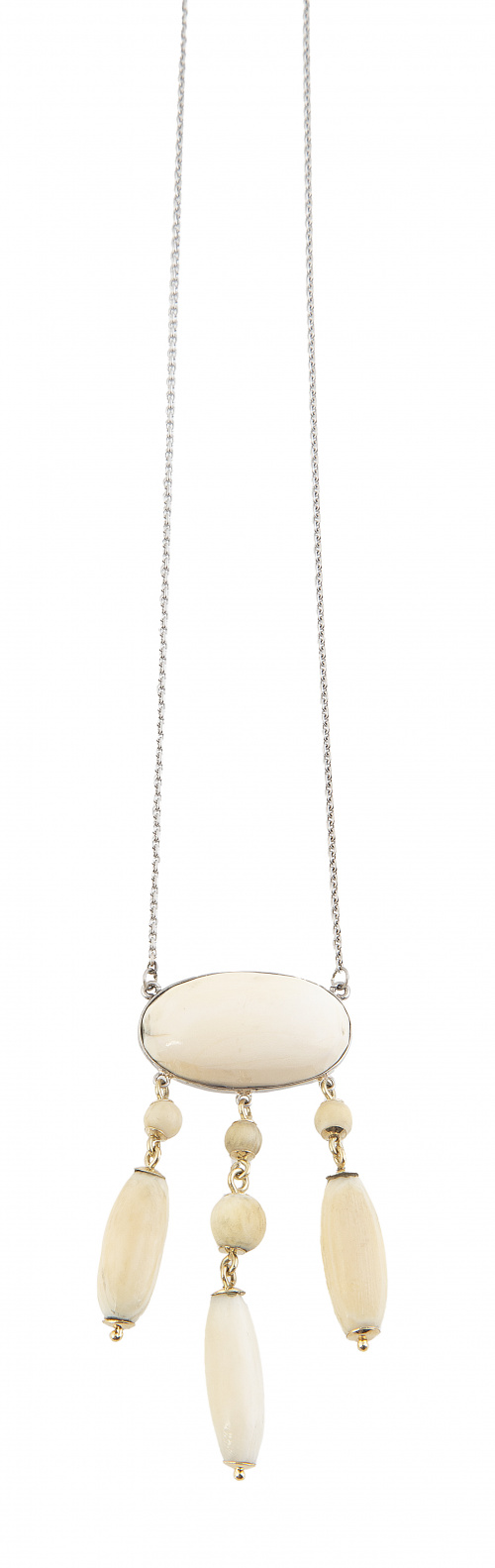Pendentif con pieza de marfil oval de la que penden tres es