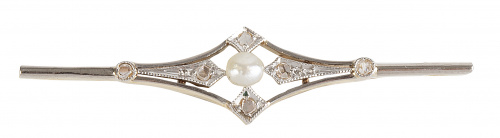 Broche barra de pp. S. XX en platino, con frente en forma d