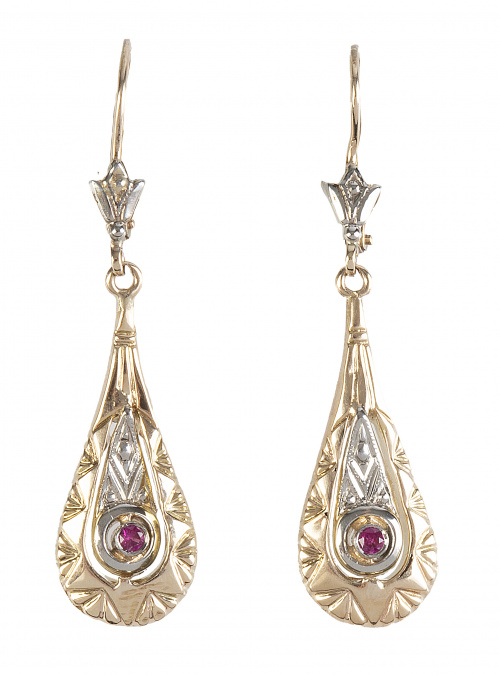 Pendientes largos de pp. S. XX  con diseño de lágrima, ador