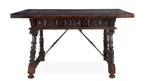 Bufete de madera de nogal tallada.España, S. XVII.