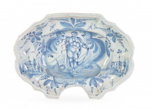 Bacía de cerámica esmaltada en azul y blanco, con la figura