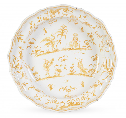 Fuente honda circular de cerámica esmaltada en ocre.Moust