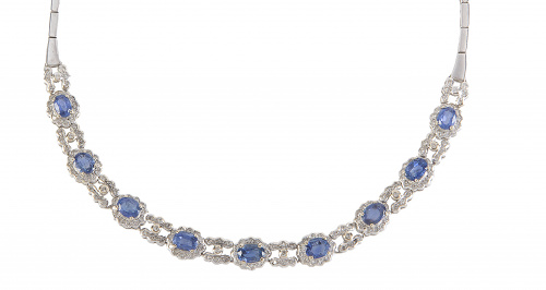 Collar con frente de nueve centros de zafiros de talla oval