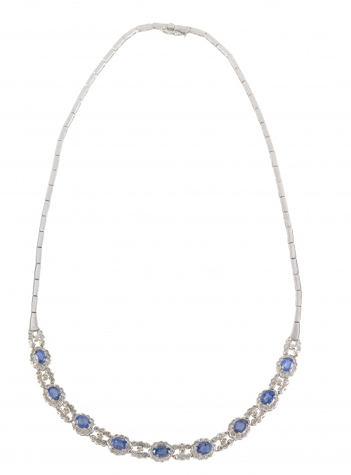 Collar con frente de nueve centros de zafiros de talla oval