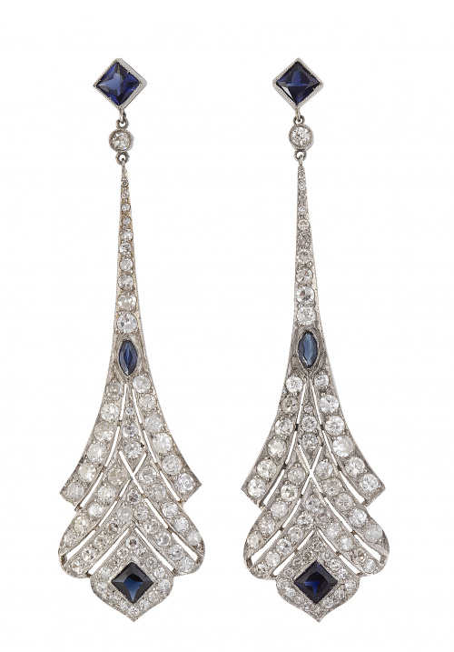 Pendientes largos estilo Belle Epoque con diseño acampanado