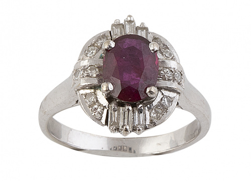 Sortija con rubí de talla oval orlado de brillantes y bague