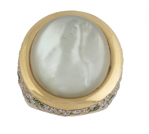 Sortija con gran cabuchón de cristal de roca sobre madreper