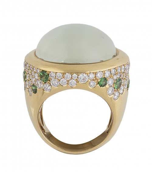 Sortija con gran cabuchón de cristal de roca sobre madreper