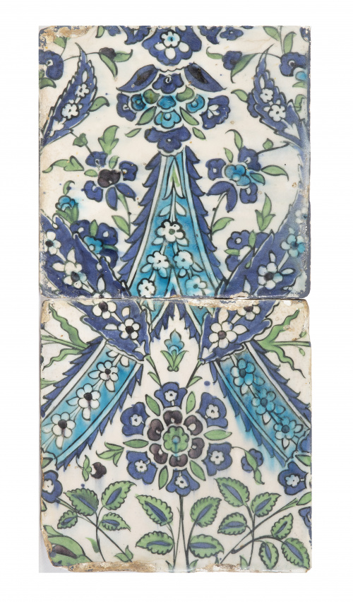 Dos azulejos Iznik de cerámica esmltada en azul, verde y ma