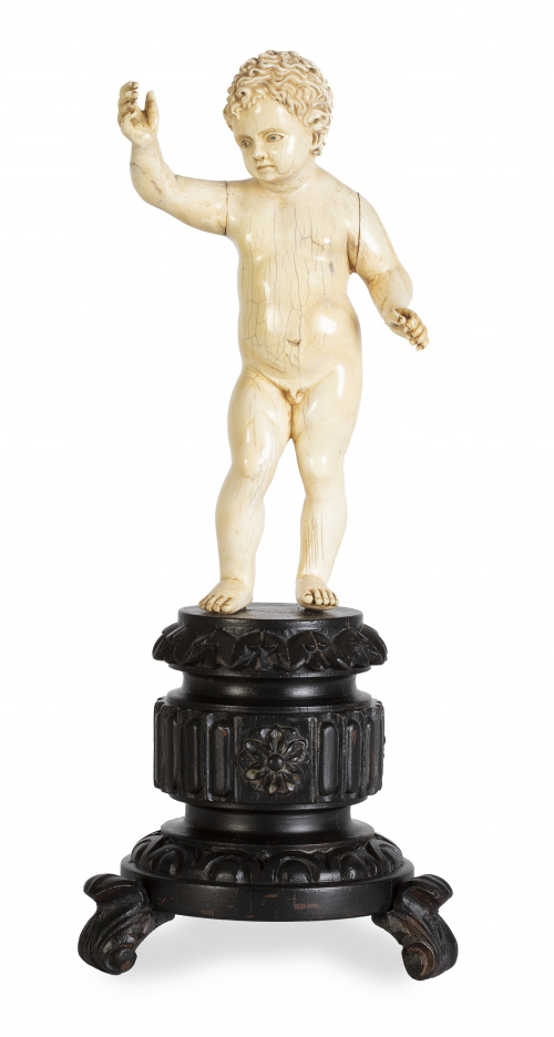 Niño Jesús triunfante.Figura de marfil tallado, sobre pea