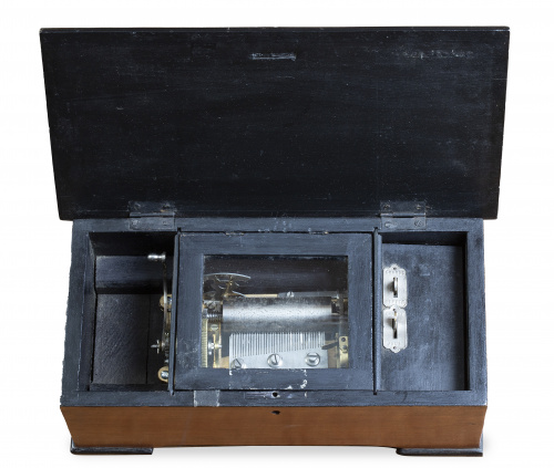 Caja de música con un rodillo.Mediados del S. XIX.