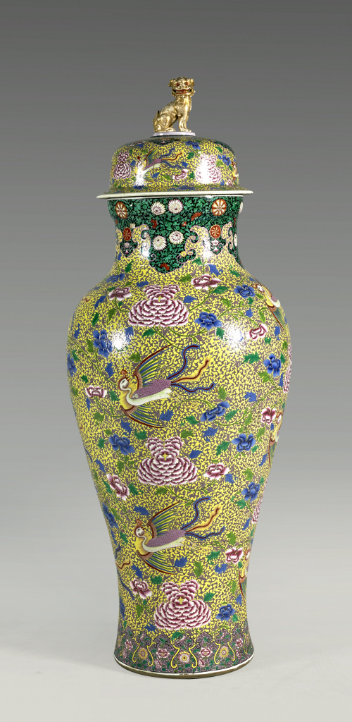 Tibor con tapa esmaltado en amarillo con decoración de fami