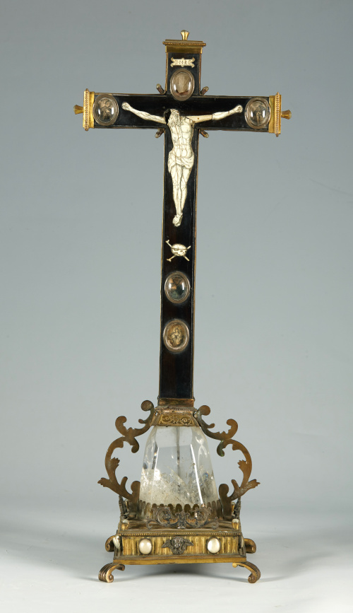 Cruz de altar con cinco vitrales, en madera de palo santo, 
