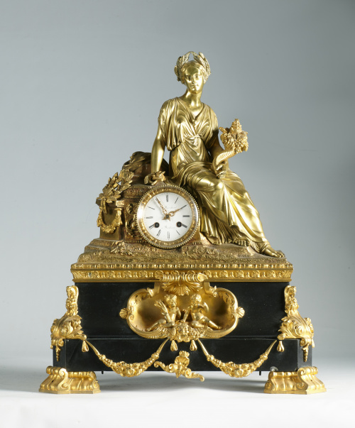 Reloj de sobremesa de bronce dorado y mármol negro, con la 