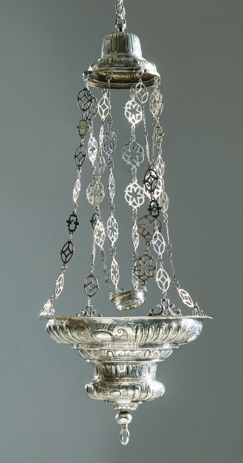 Lámpara votiva de plata en su color con leyenda que reza: “