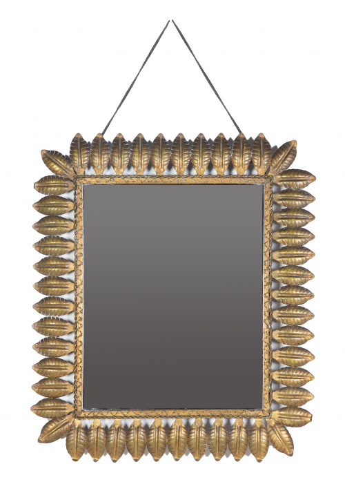 Espejo rectangular de metal decorado con hojas en dorado.