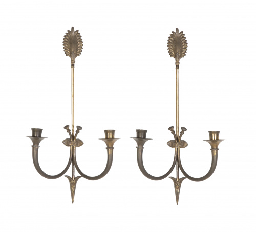 Pareja de apliques de bronce dorado de dos brazos de luz, r