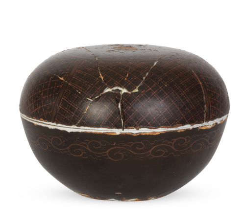 Caja de porcelana esmaltada con peonías, pájaros y una mari