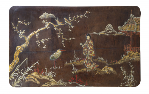 Mesa con cuatro mesas nido de madera lacada y doradas.Chi