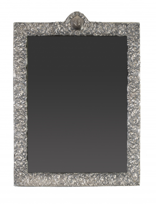 Espejo de tocador de plata, con iniciales "D.C.". Con marca