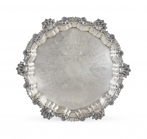 Salvilla de plata con decoración grabada. Con marcas.Joye