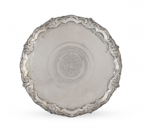 Fuente circular de plata, decorada con con conchas en el pe