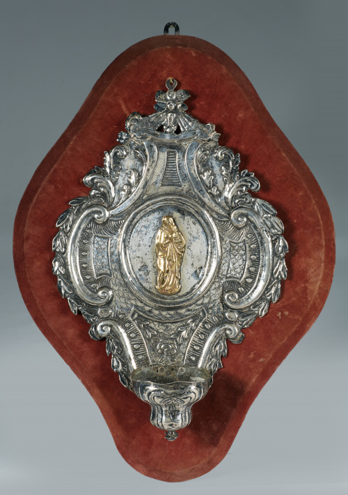 Pila de agua bendita en plata española repujada, parcialmen