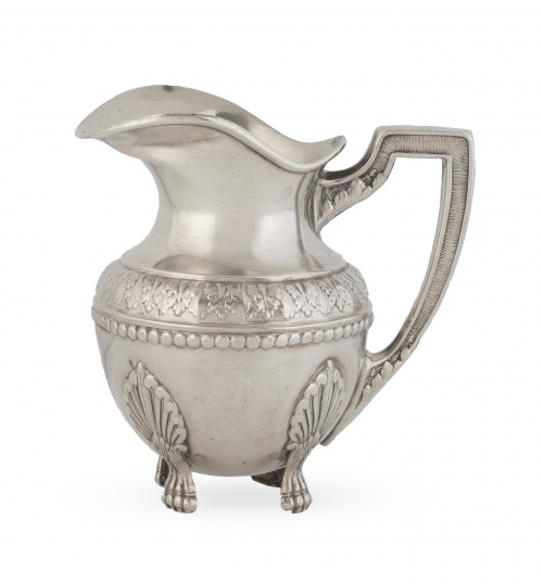 Jarrito de plata sobre patas en forma de garra. Con marcas.