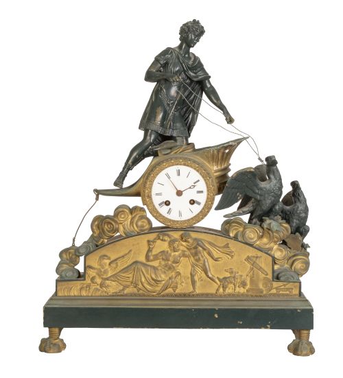 Reloj en bronce dorado y patinado con figura en cuádriga so