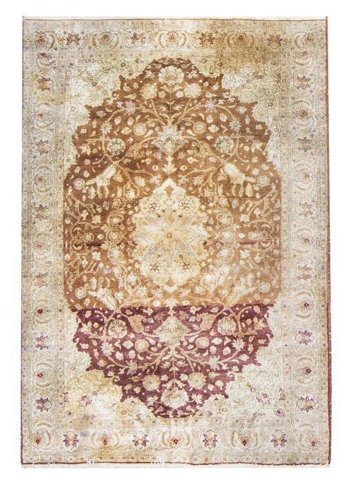 Alfombra de campo granate con medallón central y decoración